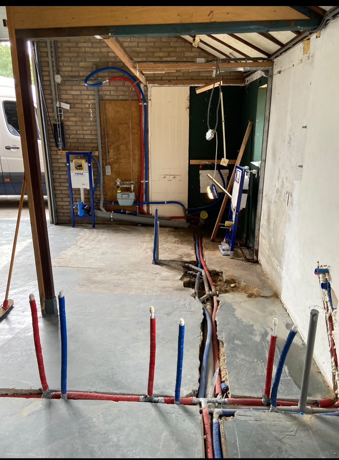 Nieuw leidingwerk tijdens een woningrenovatie