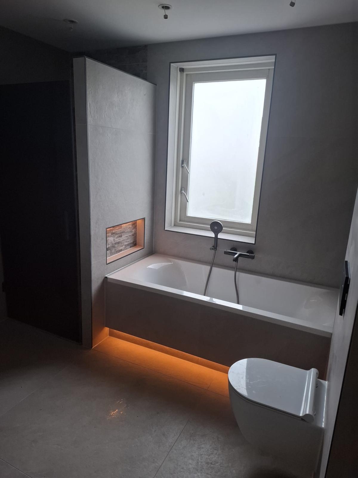 Ligbad met warme indirecte verlichting