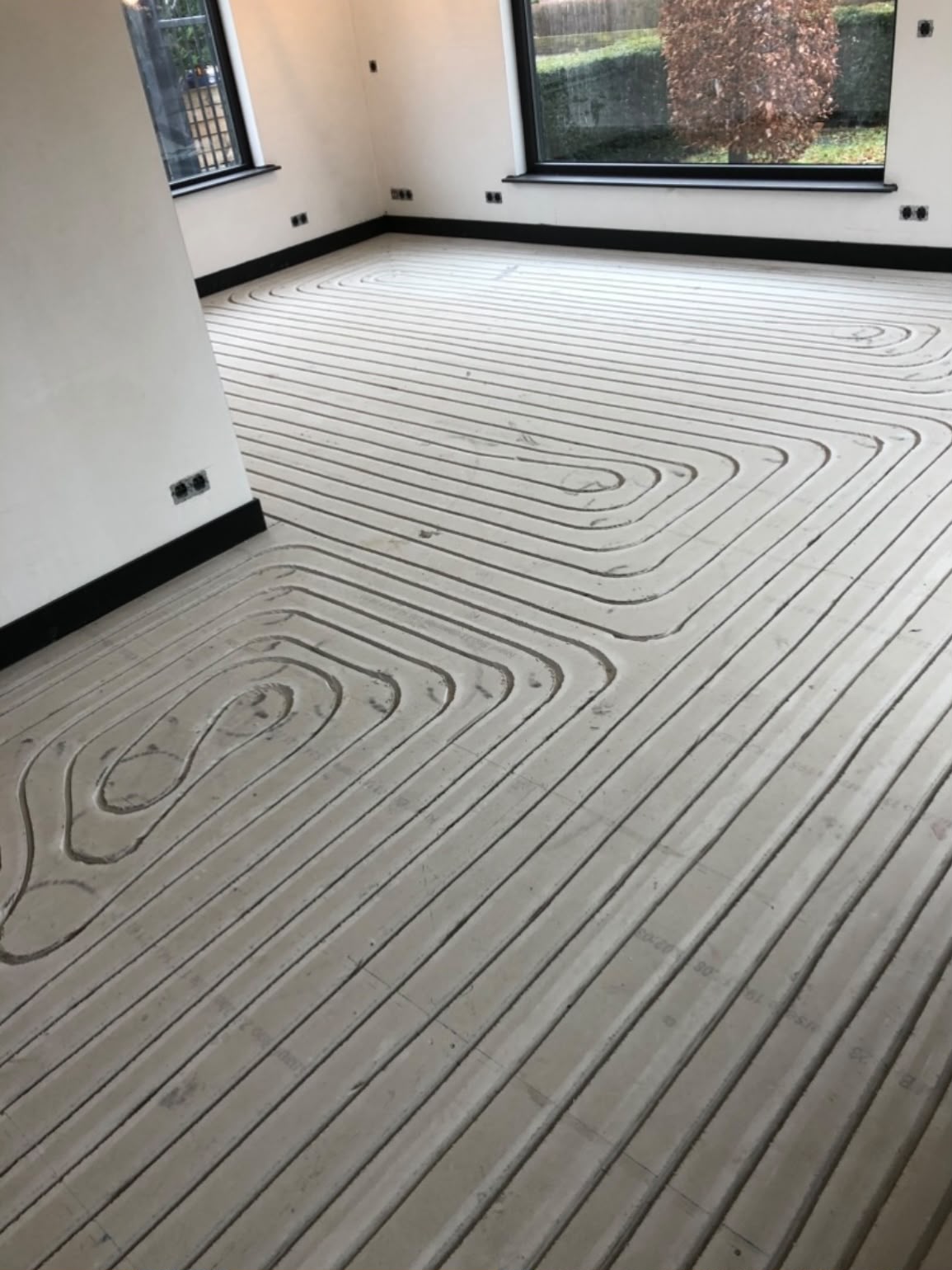 Ingefreesde vloerverwarming in een woonkamer