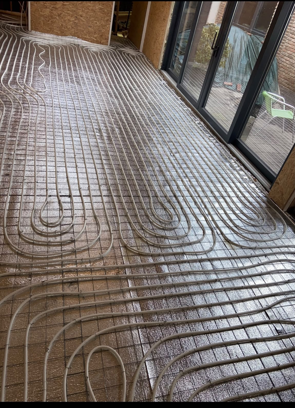 Uitgebreid vloerverwarmingssysteem in aanbouw