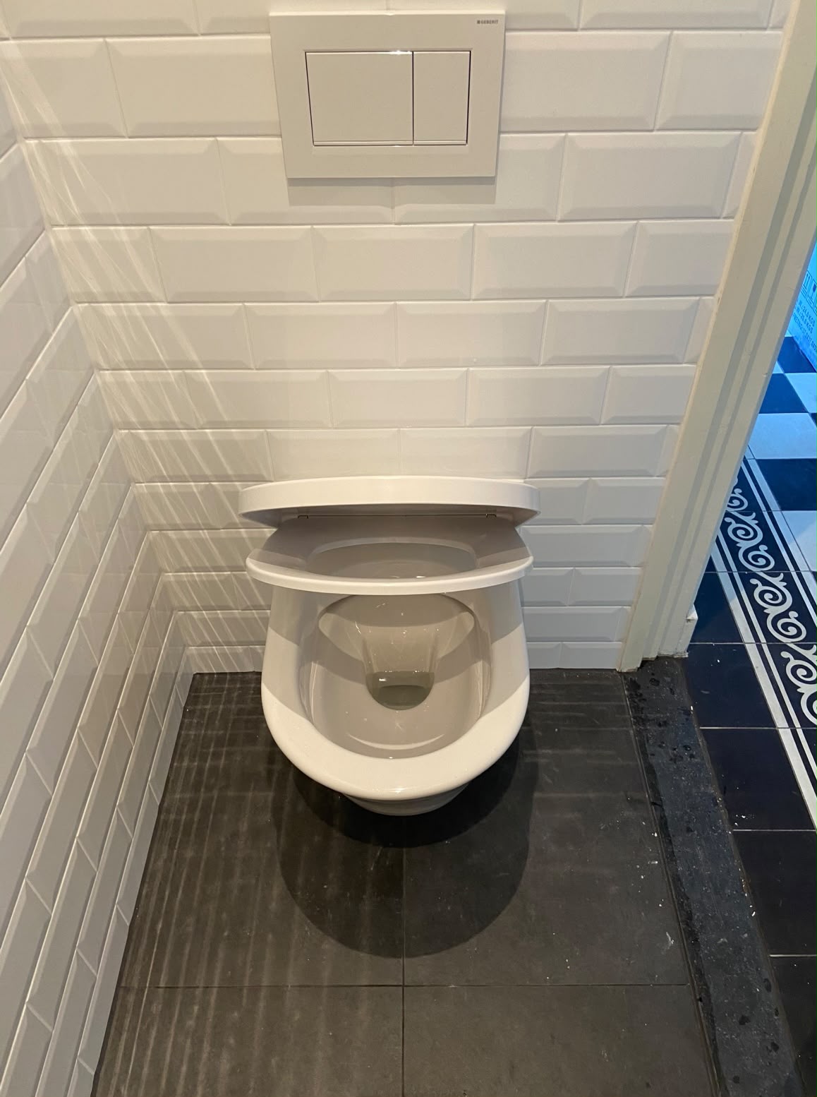 Toilet met witte metrotegels