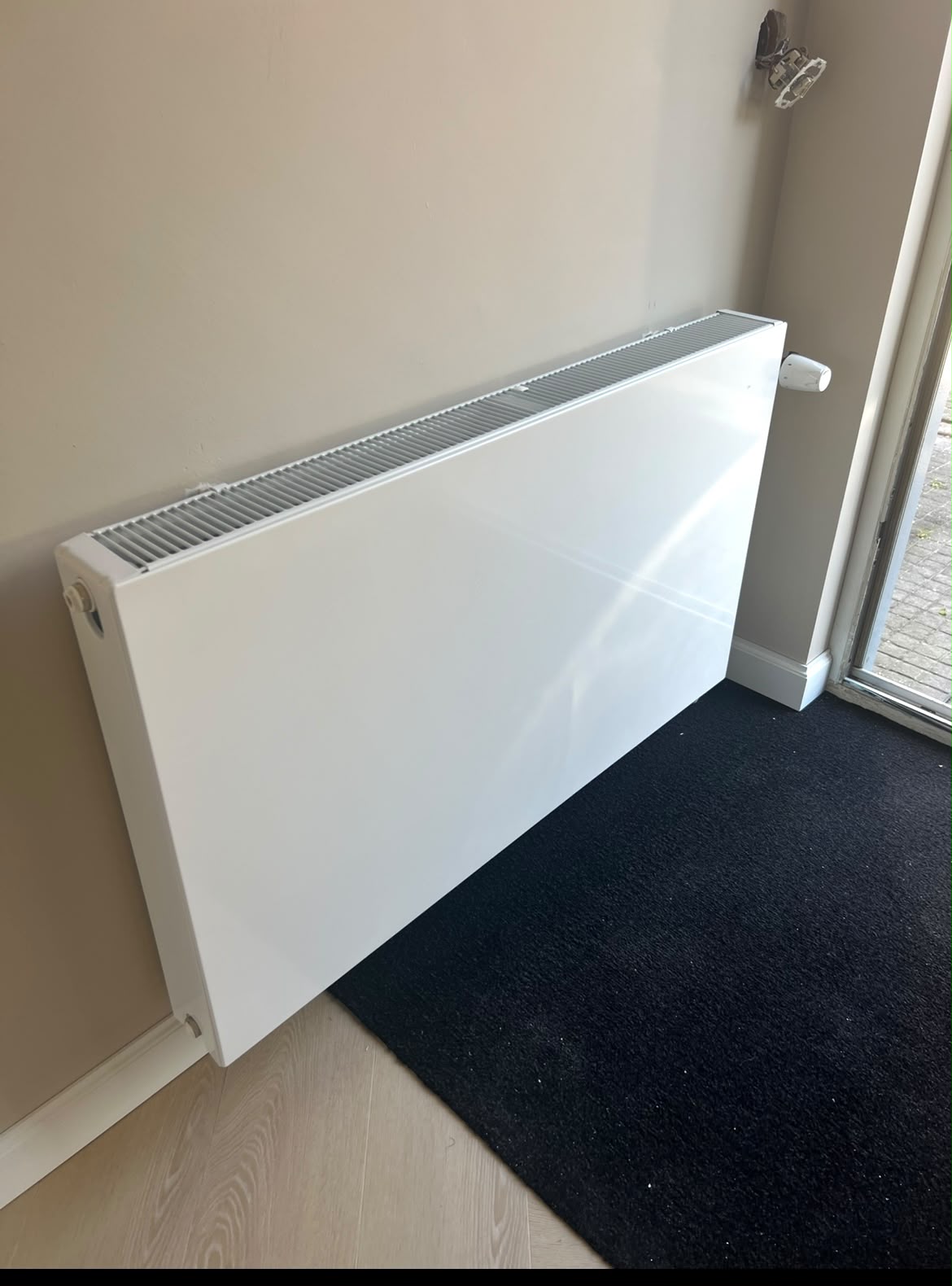Radiator met aangesloten verwarmingsleidingen